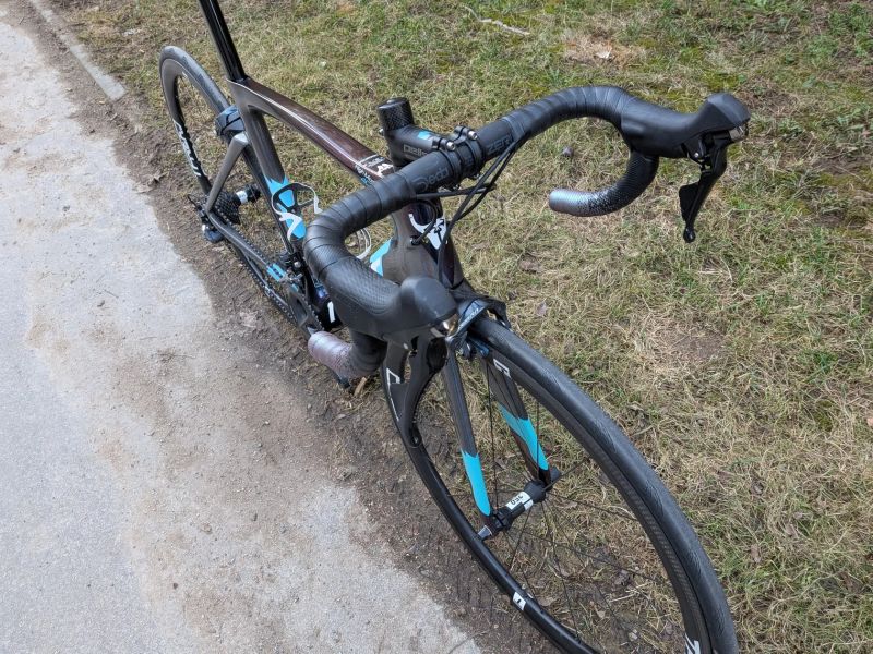 Karbonové silniční kolo Thrust