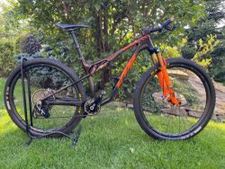 Nabízím k prodeji zavodní celokarbonové kolo KTM o váze 10,8kg. Velikost rámu M. Velikost 