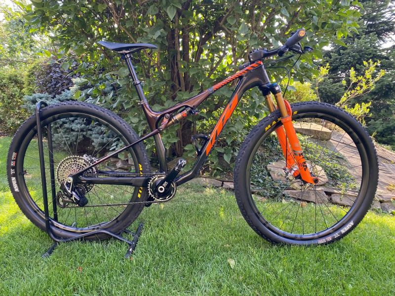 Nabízím k prodeji zavodní celokarbonové kolo KTM o váze 10,8kg. Velikost rámu M. Velikost 