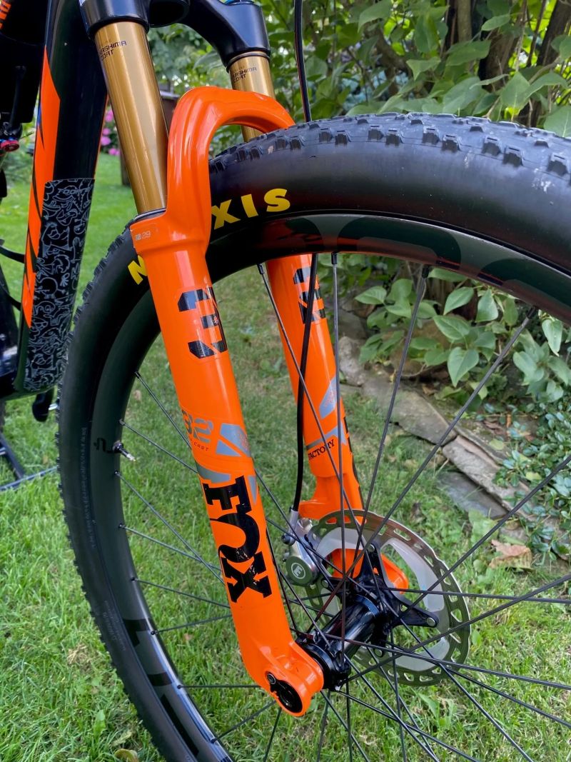 Nabízím k prodeji zavodní celokarbonové kolo KTM o váze 10,8kg. Velikost rámu M. Velikost 