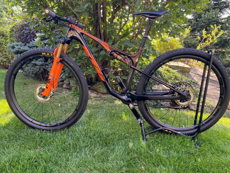 Nabízím k prodeji zavodní celokarbonové kolo KTM o váze 10,8kg. Velikost rámu M. Velikost 