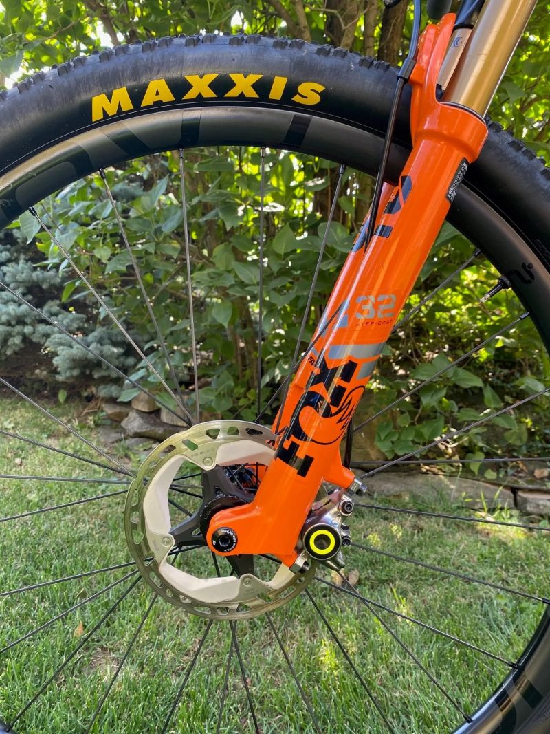 Nabízím k prodeji zavodní celokarbonové kolo KTM o váze 10,8kg. Velikost rámu M. Velikost 