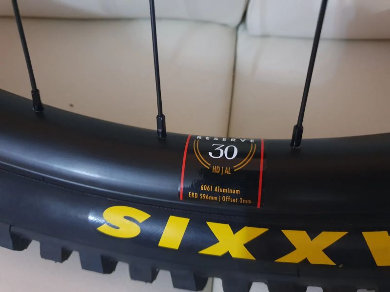 Prodám zapletená kola Reserve 30|HD AL, mullet (29"/27,5") sundaná z nového kola