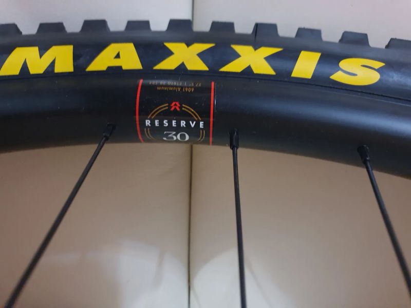 Prodám zapletená kola Reserve 30|HD AL, mullet (29"/27,5") sundaná z nového kola