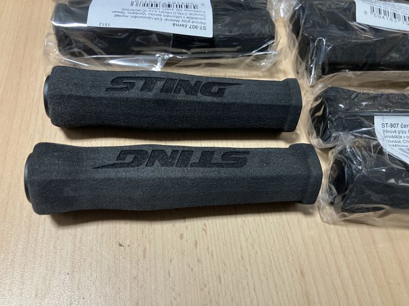 10 ks nové MTB gripy Sting ST-907 pěnové černé 