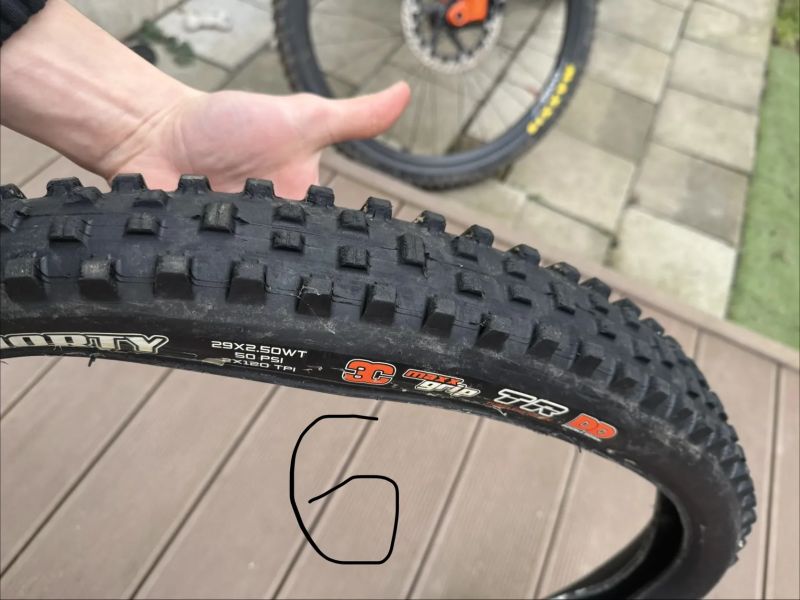 Hoodně MAXXIS plášťů