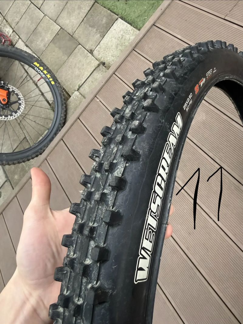 Hoodně MAXXIS plášťů