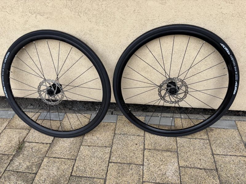 Kola Giant SR2 nové plaště Tufo 28