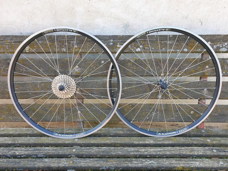 Zapletená trekingová kola, Deore, 28", rychloupínáky