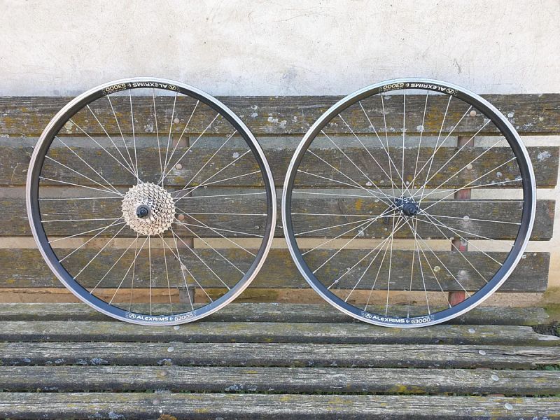 Zapletená trekingová kola, Deore, 28", rychloupínáky