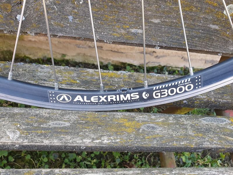 Zapletená trekingová kola, Deore, 28", rychloupínáky