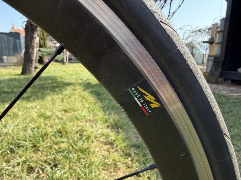 Bianchi Sempre Pro Carbon (2014) – Ultegra 11s / monokok karbonová řídítka PRO / kola Miche Altur