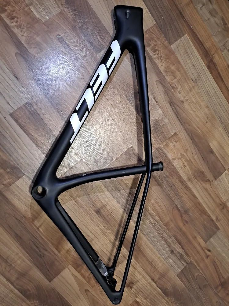 NOVÝ lehký karbonový rám Felt ve velikosti M a XL / 29er / boost osa 12x148mm / tapered / 1170g