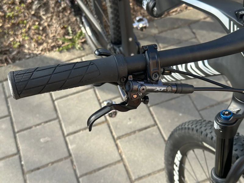 Canyon Lux CF 7, karbonová kola REYNOLDS 29"