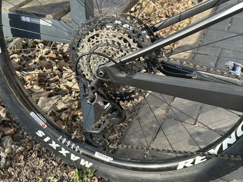 Canyon Lux CF 7, karbonová kola REYNOLDS 29"