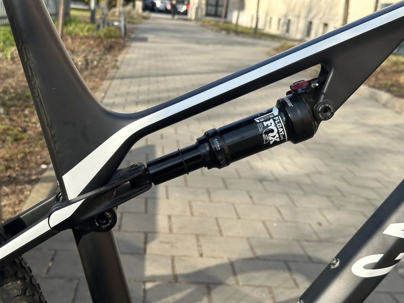 Canyon Lux CF 7, karbonová kola REYNOLDS 29"