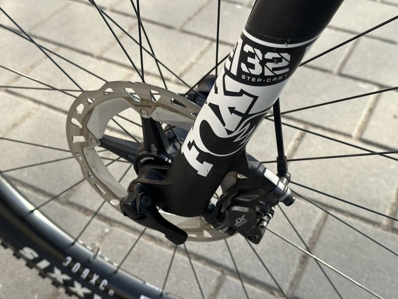 Canyon Lux CF 7, karbonová kola REYNOLDS 29"