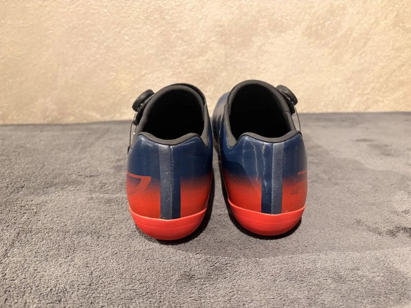 Tretry Shimano SH-RC702MR