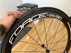 Karbonove predni kolo 50 mm na V brzdy