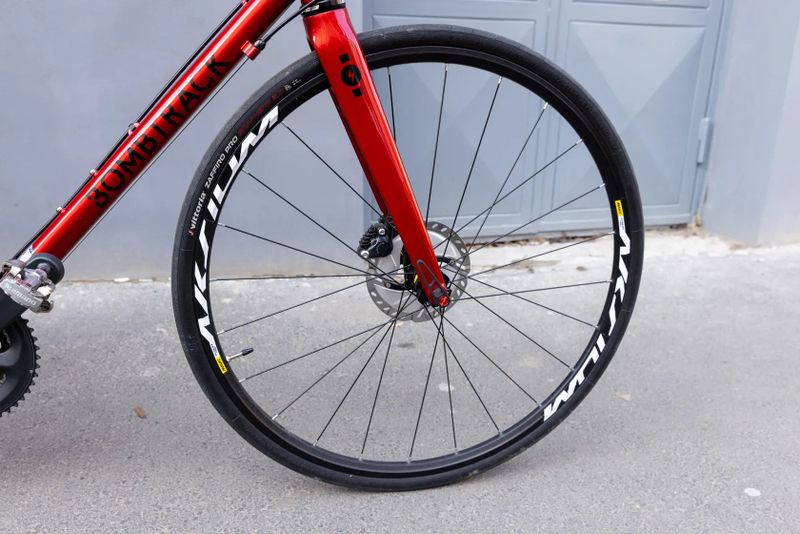 Bombtrack Tempest Disc - ocelové silniční kolo