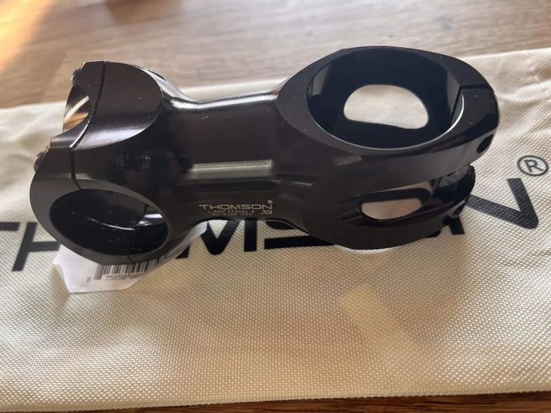 Race Face Turbine + řidítka Next R + Thomson X4 + Santa Cruz Carbon Riser