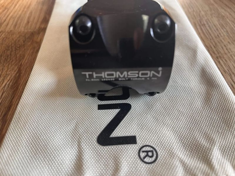 Race Face Turbine + řidítka Next R + Thomson X4 + Santa Cruz Carbon Riser