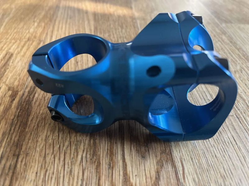 Race Face Turbine + řidítka Next R + Thomson X4 + Santa Cruz Carbon Riser