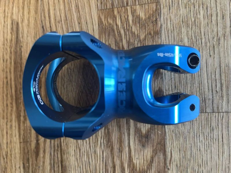 Race Face Turbine + řidítka Next R + Thomson X4 + Santa Cruz Carbon Riser