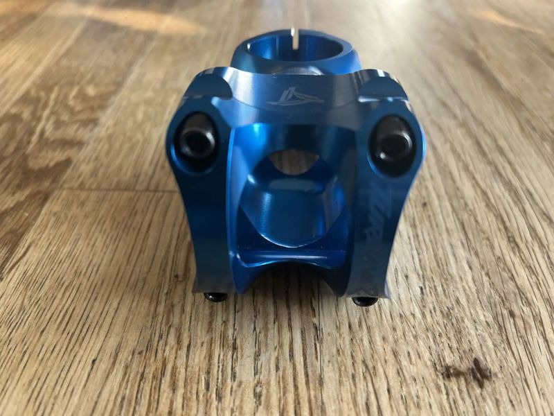 Race Face Turbine + řidítka Next R + Thomson X4 + Santa Cruz Carbon Riser