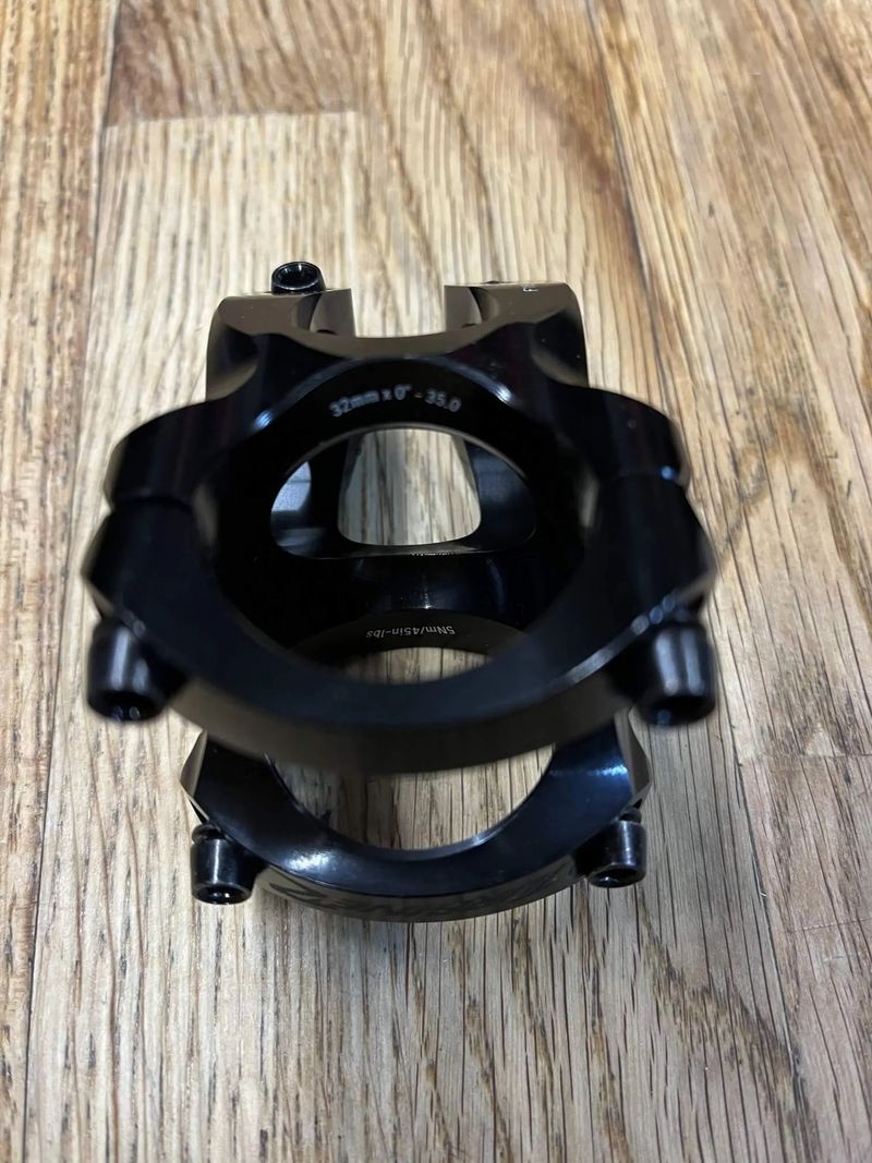 Race Face Turbine + řidítka Next R + Thomson X4 + Santa Cruz Carbon Riser