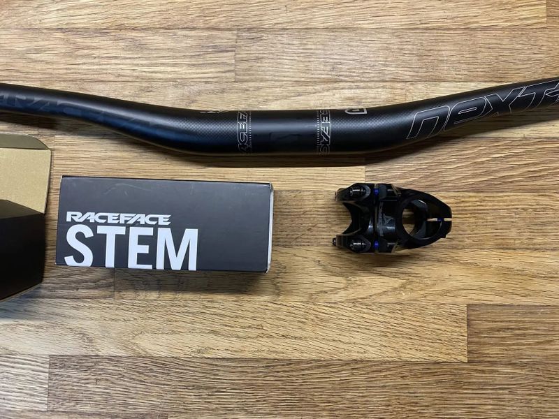 Race Face Turbine + řidítka Next R + Thomson X4 + Santa Cruz Carbon Riser