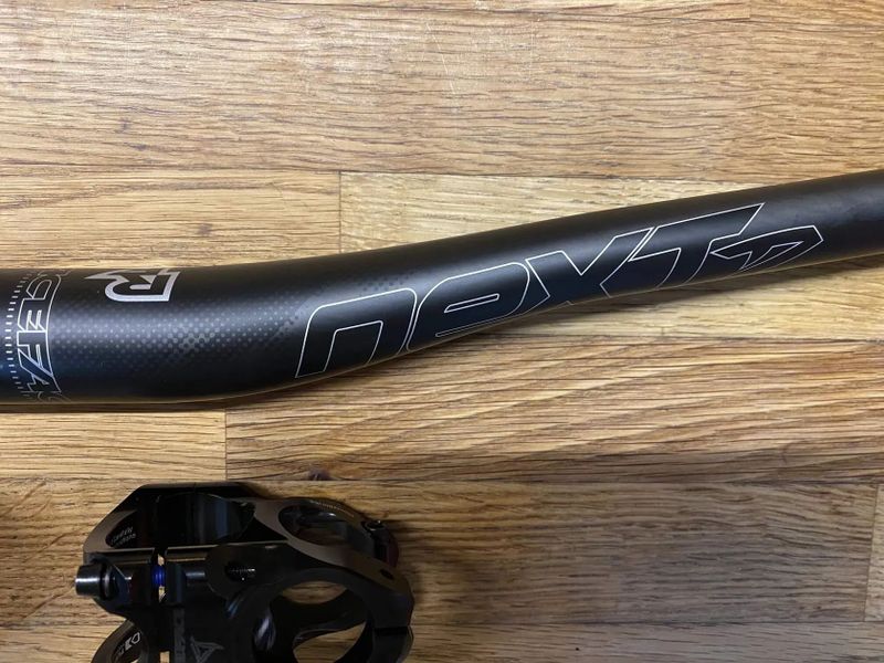 Race Face Turbine + řidítka Next R + Thomson X4 + Santa Cruz Carbon Riser