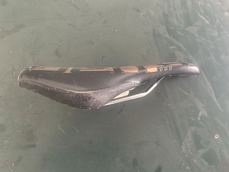 Prodám použité komponenty Deity (sedlo, řídítka, objímka, představec, podložky, zátka, vše bronz)