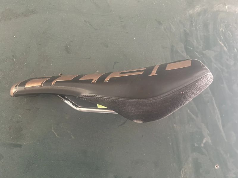 Prodám použité komponenty Deity (sedlo, řídítka, objímka, představec, podložky, zátka, vše bronz)