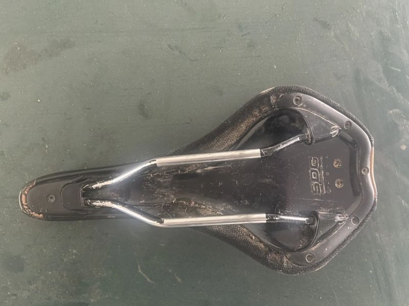 Prodám použité komponenty Deity (sedlo, řídítka, objímka, představec, podložky, zátka, vše bronz)