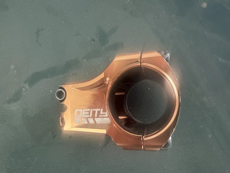 Prodám použité komponenty Deity (sedlo, řídítka, objímka, představec, podložky, zátka, vše bronz)