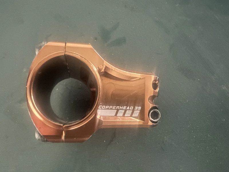 Prodám použité komponenty Deity (sedlo, řídítka, objímka, představec, podložky, zátka, vše bronz)