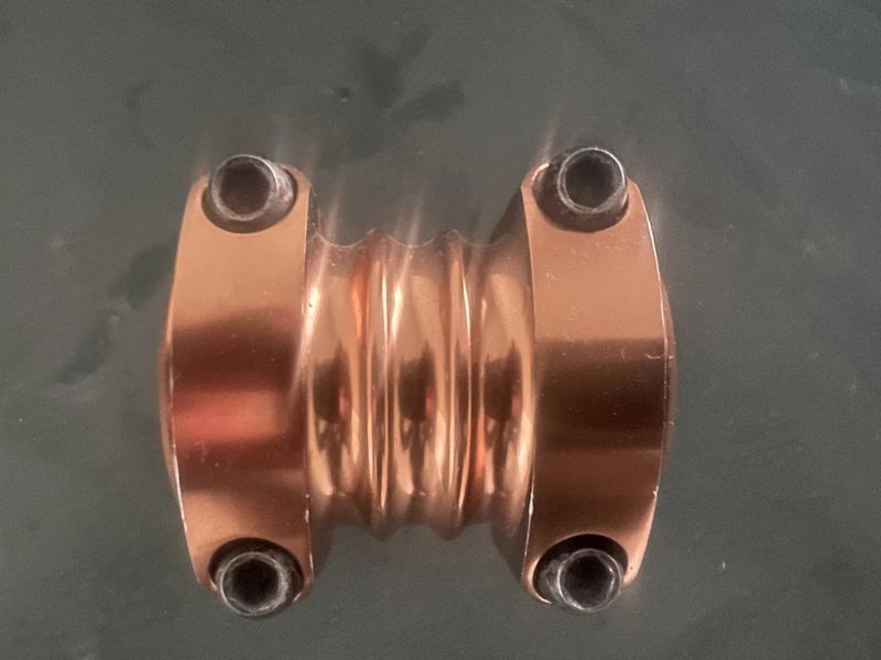 Prodám použité komponenty Deity (sedlo, řídítka, objímka, představec, podložky, zátka, vše bronz)