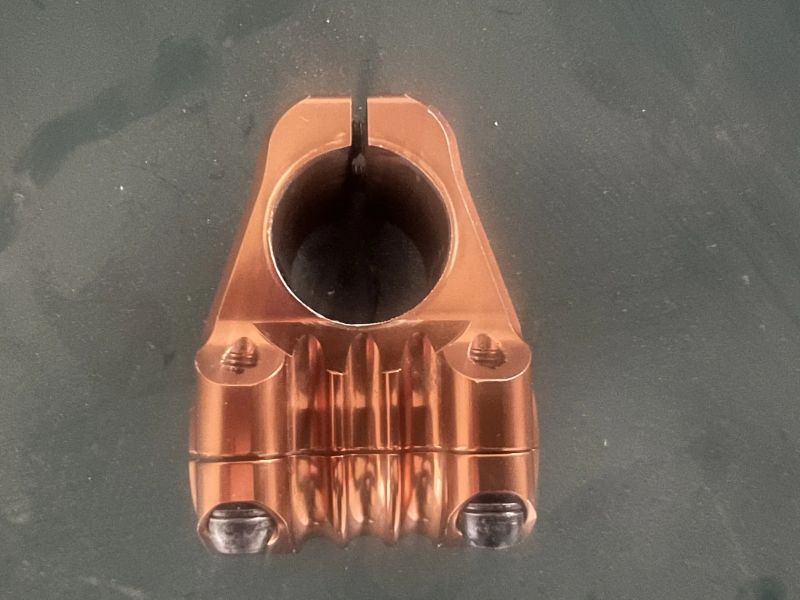 Prodám použité komponenty Deity (sedlo, řídítka, objímka, představec, podložky, zátka, vše bronz)