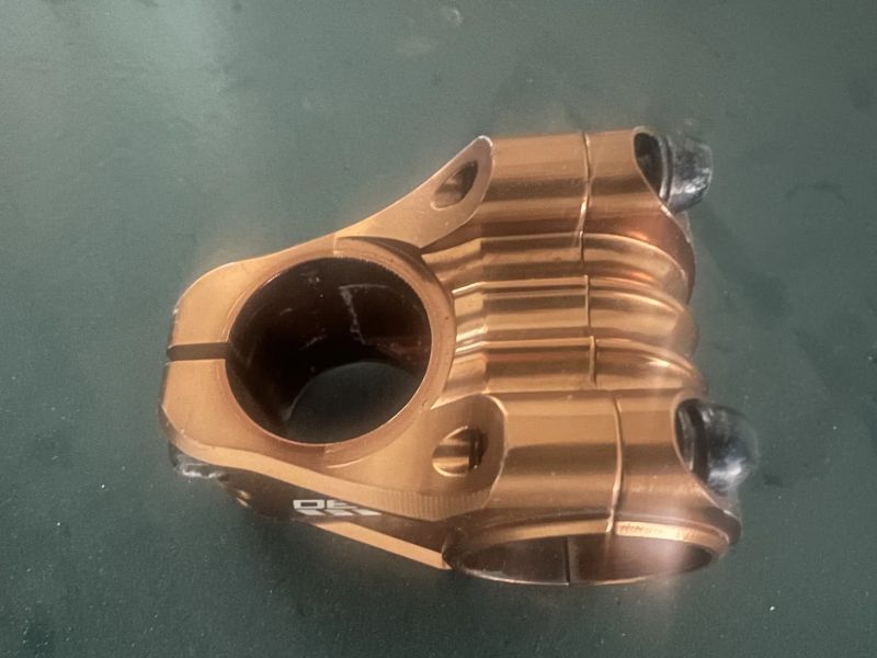 Prodám použité komponenty Deity (sedlo, řídítka, objímka, představec, podložky, zátka, vše bronz)