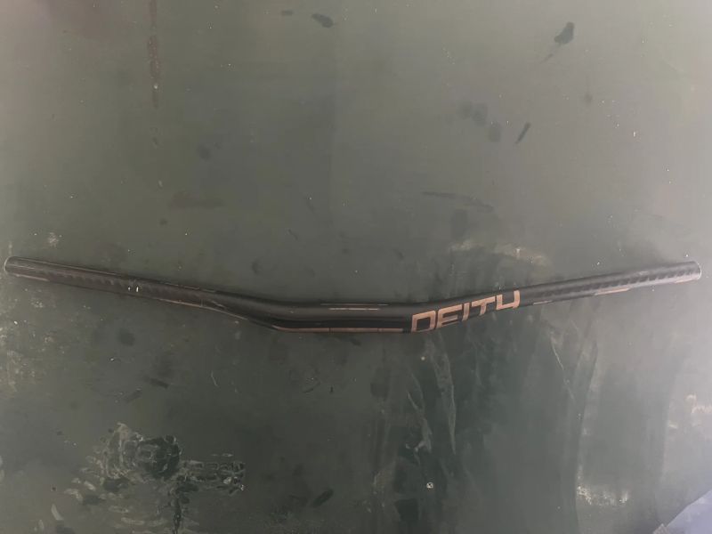 Prodám použité komponenty Deity (sedlo, řídítka, objímka, představec, podložky, zátka, vše bronz)