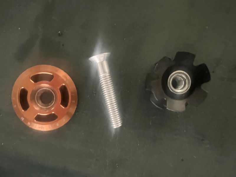 Prodám použité komponenty Deity (sedlo, řídítka, objímka, představec, podložky, zátka, vše bronz)