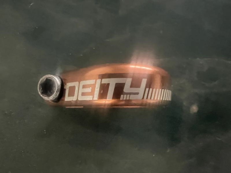 Prodám použité komponenty Deity (sedlo, řídítka, objímka, představec, podložky, zátka, vše bronz)