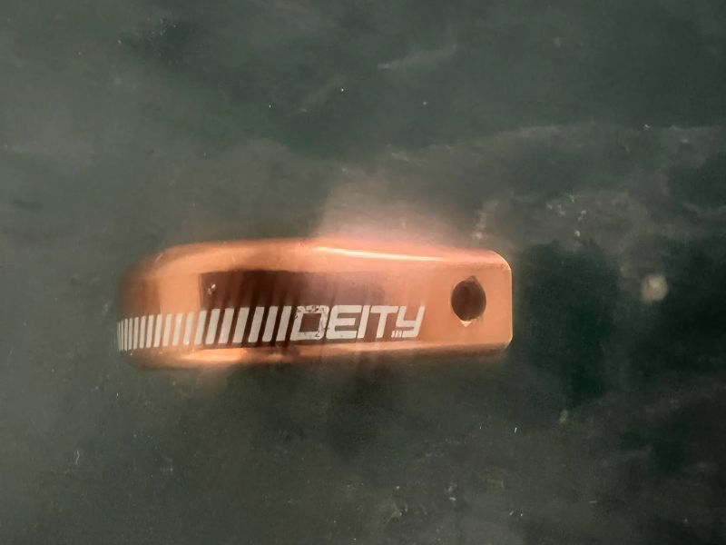 Prodám použité komponenty Deity (sedlo, řídítka, objímka, představec, podložky, zátka, vše bronz)