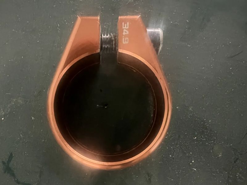 Prodám použité komponenty Deity (sedlo, řídítka, objímka, představec, podložky, zátka, vše bronz)