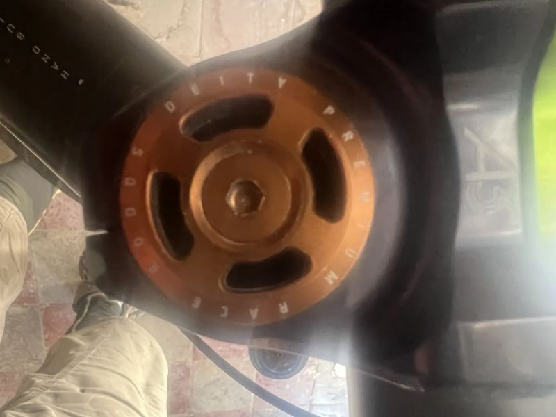 Prodám použité komponenty Deity (sedlo, řídítka, objímka, představec, podložky, zátka, vše bronz)