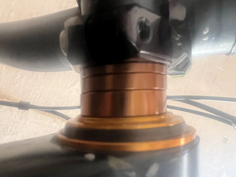 Prodám použité komponenty Deity (sedlo, řídítka, objímka, představec, podložky, zátka, vše bronz)