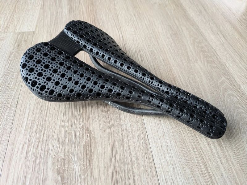 karbonové sedlo s 3D tiskem 