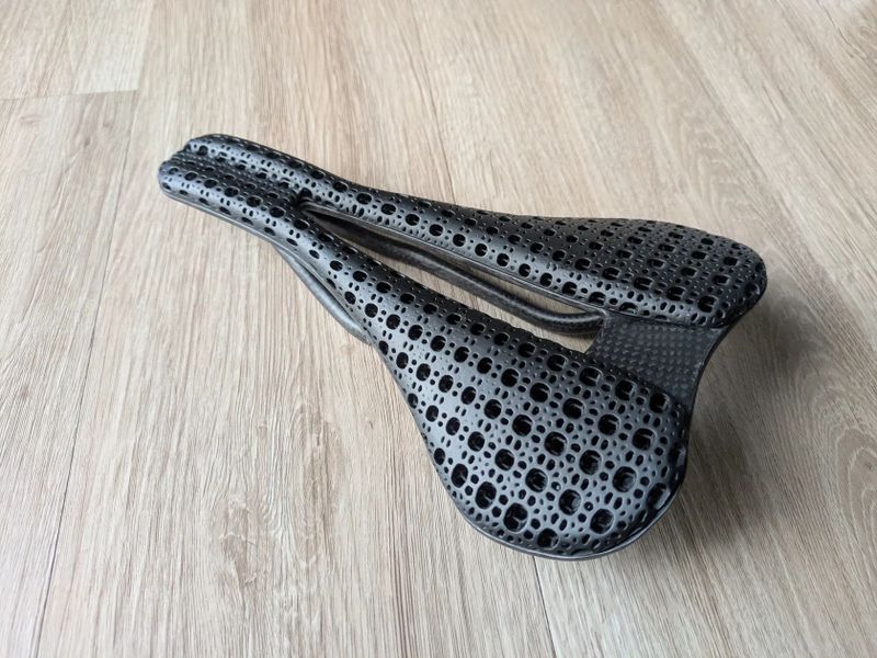 karbonové sedlo s 3D tiskem 