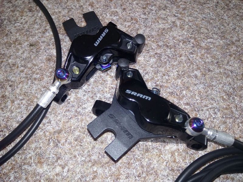 Nové brzdy Sram G2 Ultimate Carbon Rainbow, 4 písty